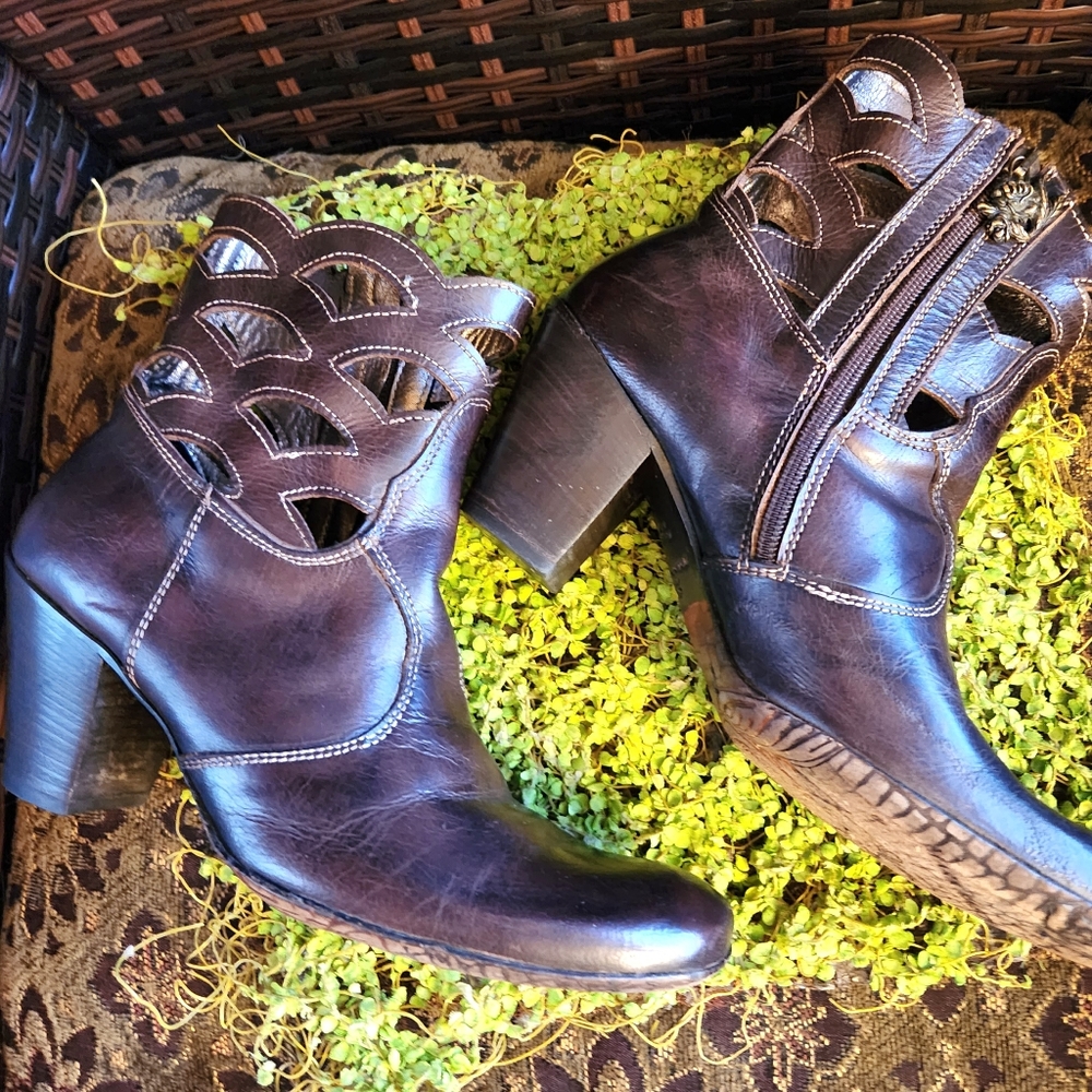 SIREN Mark Nason Chocolate Brown Ankle Cutouts 3"  Leather Luxury Heels Boots 8
